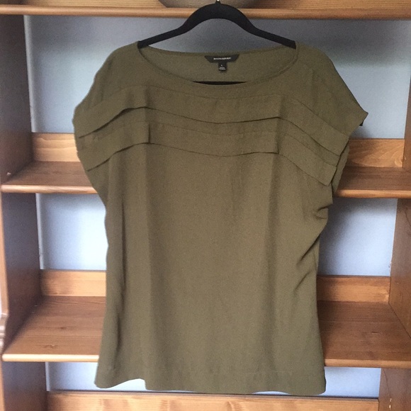 Banana Republic Tops - Olive green banana Republic short sleeve blouse